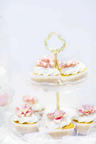 Elegante tavolo dolce con cupcake e altri dolci per la cena o — Foto Stock