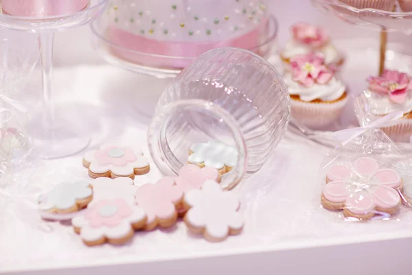 Mesa doce elegante com cupcakes e outros doces para o jantar ou — Fotografia de Stock