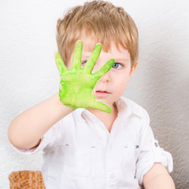 Komik çocuk handpaints yapım ile eğleniyor