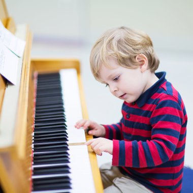 Piyano, iki yaşında yürümeye başlayan çocuk müzik schoool.