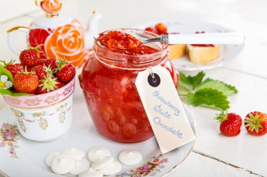 Beyaz çikolata, ev kavanozun içinde yapılan çilek reçeli