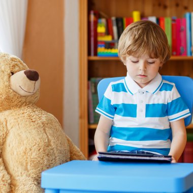 okul öncesi çocuk çocuk ho onun odasında tablet bilgisayar ile oynarken