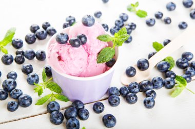 Blueberry dondurma veya dondurulmuş yoğurt ve nane, fre fışkın