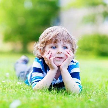 rüya ve çim sahada zevk mutlu çocuk