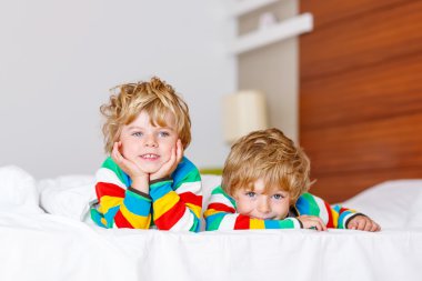 Yatakta uyuyan sonra eğlenmek iki küçük kardeş çocuk çocuklar 