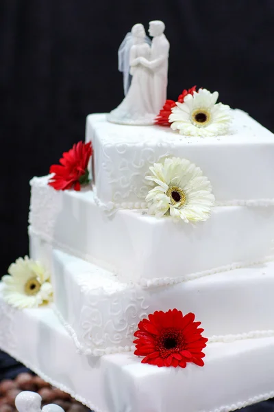 Torta nuziale in bianco con fiori — Foto Stock