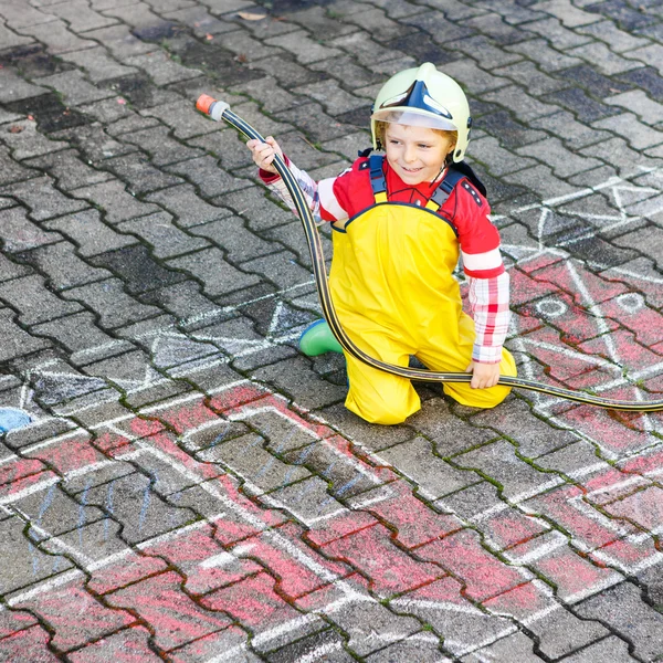 Rolig liten pojke att ha kul med fire truck bild ritning med — Stockfoto