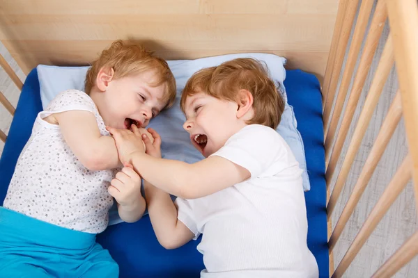 Dos niños pequeños divirtiéndose y peleando —  Fotos de Stock