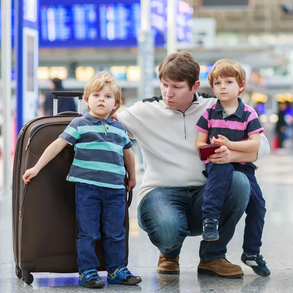 Padre y dos hermanitos en el aeropuerto —  Fotos de Stock