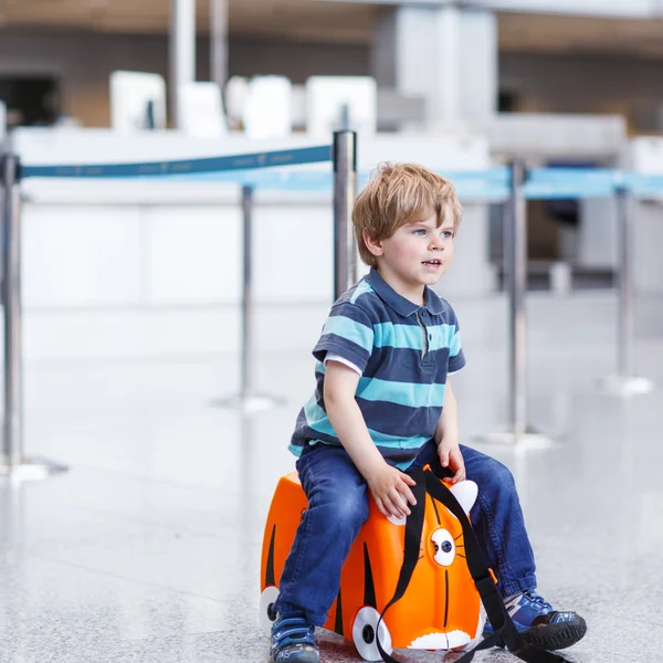 Niño pequeño que va de vacaciones viaje con maleta en el aeropuerto — Foto de Stock
