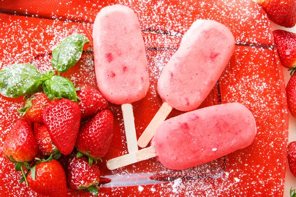 Helado casero con bayas frescas . — Foto de Stock