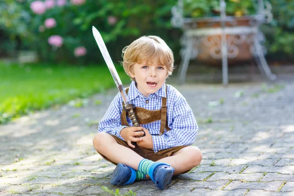 Retrato de menino loiro com espada de brinquedo — Fotografia de Stock