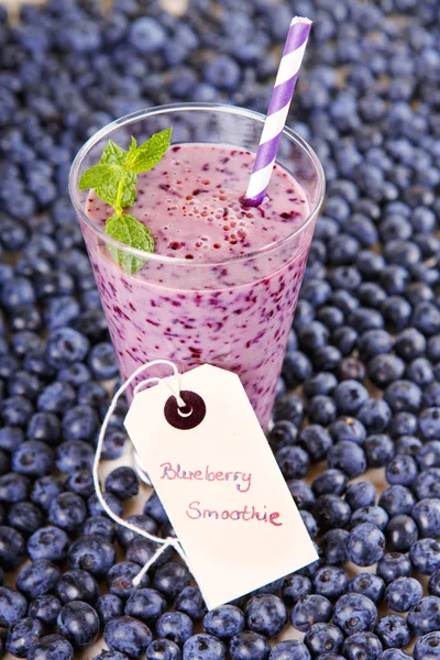 Smoothie Blueberry w słoik ze słomy i gałązka mięty — Zdjęcie stockowe