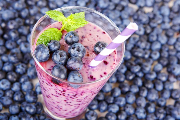 Smoothie Blueberry w słoik ze słomy i gałązka mięty — Zdjęcie stockowe