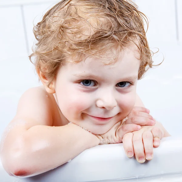 Schattig peuter jongen plezier in badkuip — Stockfoto