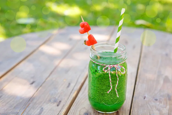 Spenat grön smoothie som frisk sommardrink. — Stockfoto