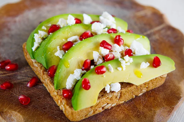 Aguacate con Feta, granada sobre semillas de girasol sándwich de pan — Foto de Stock