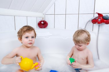 İki küçük kardeş çocuklar eğleniyor su ile banyo alarak tarafından 