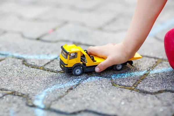 Petit garçon tout-petit jouant avec jouet de voiture — Photo