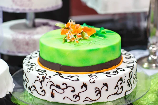 Bolo de casamento em branco, preto e verde com flores — Fotografia de Stock