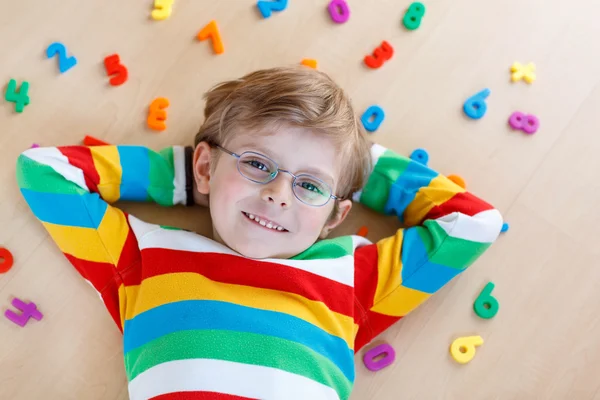 Ragazzo con numeri colorati, indoor — Foto Stock