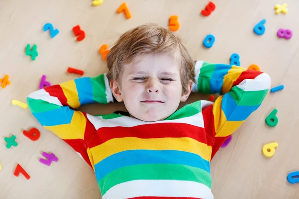 Niño con números coloridos, interior — Foto de Stock