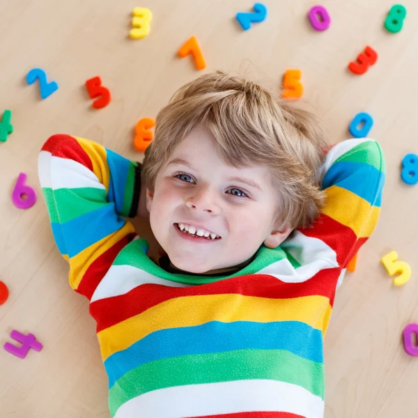 Ragazzo con numeri colorati, indoor — Foto Stock