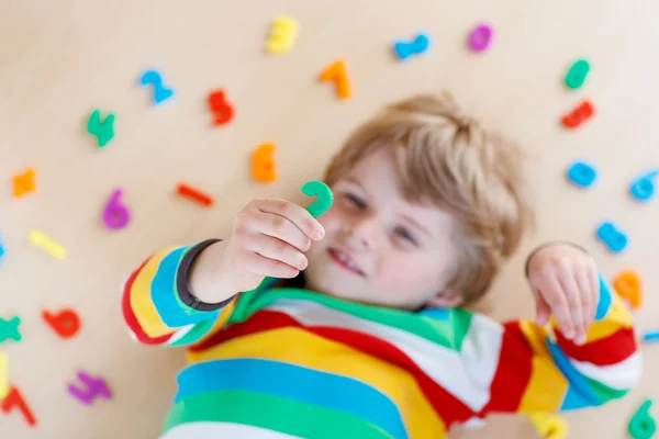 Kid jongen met kleurrijke nummers, binnen — Stockfoto