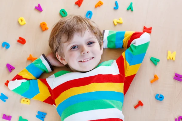 Παιδί αγόρι με πολύχρωμα γράμματα, εσωτερική — Φωτογραφία Αρχείου