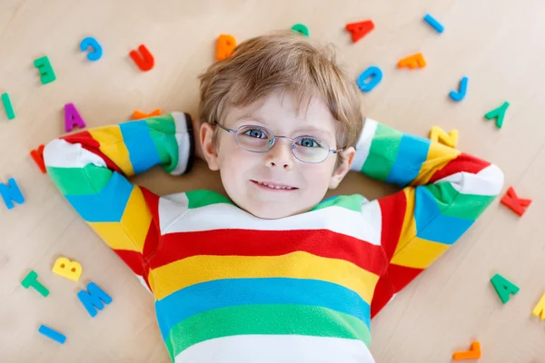 Chłopiec dziecko z kolorowych liter, kryty — Zdjęcie stockowe