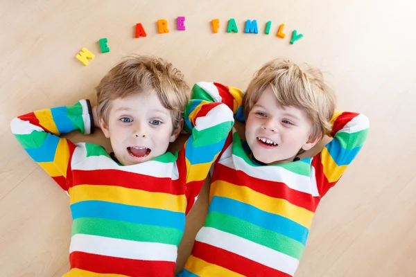 Two little sibling kid boys having fun together, indoors — Stock Photo, Image