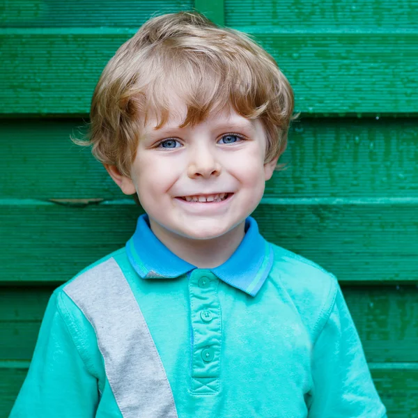 Porträt eines glücklichen kleinen süßen Jungen mit blonden Haaren und blauem Haar — Stockfoto