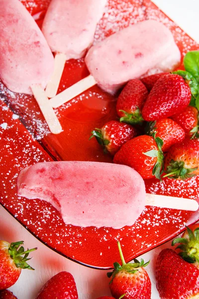 Házi készítésű fagylalt bukkan a friss bogyós gyümölcsök. — Stock Fotó