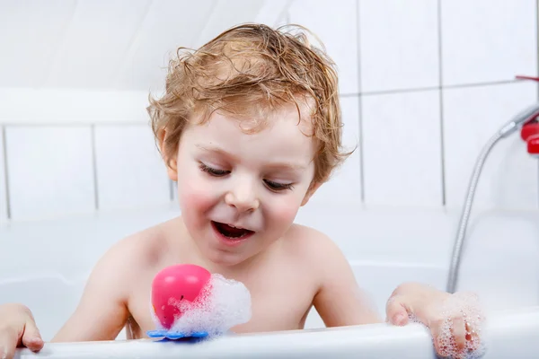 Adorável criança menino se divertindo na banheira — Fotografia de Stock