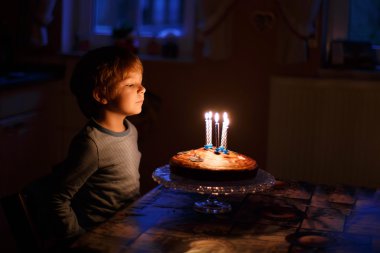 onun doğum günü kutluyor ve mumlar homem üzerinde üfleme küçük çocuk