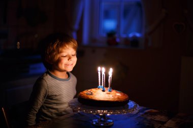 onun doğum günü kutluyor ve mumlar homem üzerinde üfleme küçük çocuk