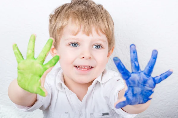 Divertido niño divirtiéndose con la fabricación de pinturas a mano —  Fotos de Stock