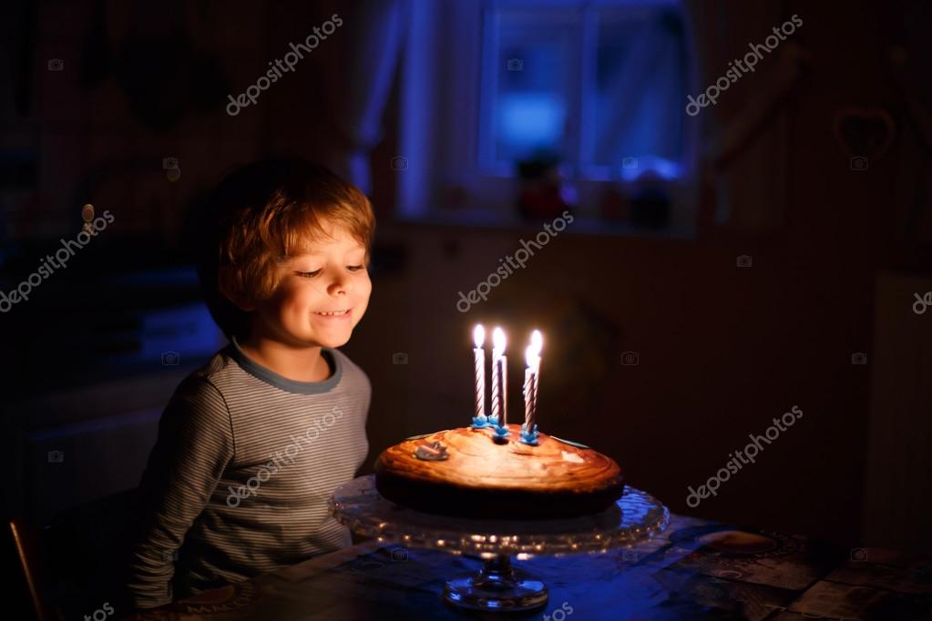 Adorable Niño Niño De Dos Años De Edad Celebrando Su Cumpleaños Y