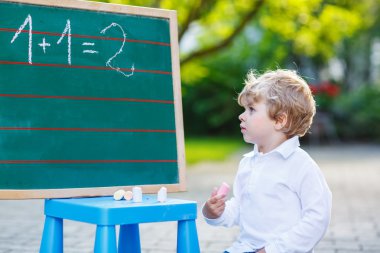 Yazmak öğrenme blackboard, küçük çocuk