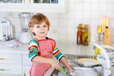Yardım ve evde bulaşıkları yıkıyor komik çocuk çocuk