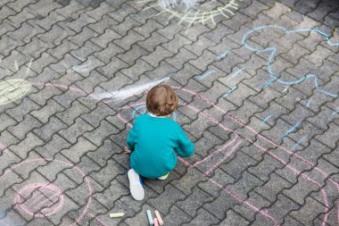 küçük sarışın çocuk ile renkli resim açık havada tebeşirler