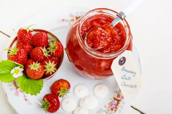 Mermelada de fresa con chocolate blanco, hecha en tarro — Foto de Stock