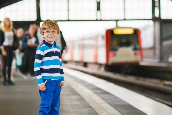 Mutlu küçük çocuk bir metro istasyonu. — Stok fotoğraf