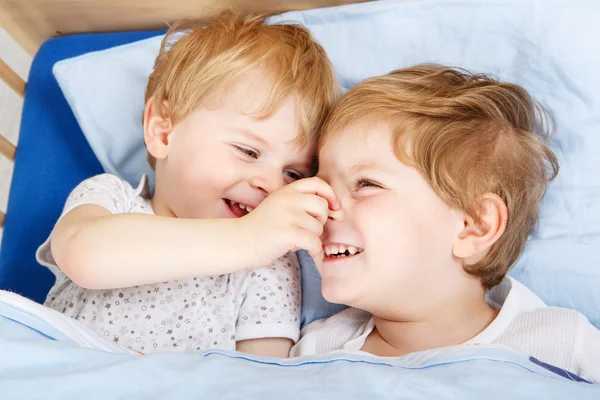 Little sibling boys having fun in bed at home — Stock Photo, Image