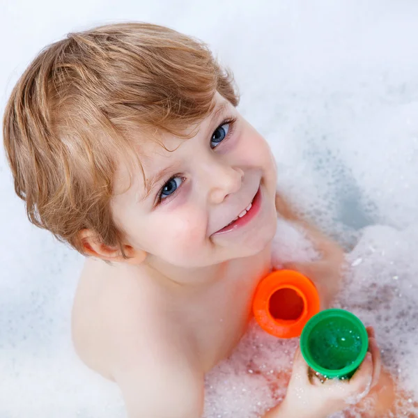 Liebenswert kleinkind junge mit spaß im badewanne — Stockfoto
