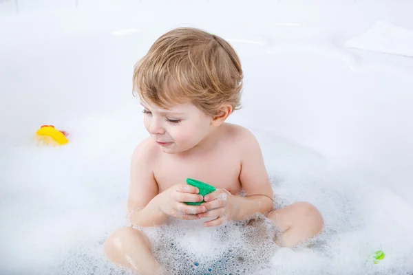 Adorable toddler boy having fun in bathtub — Stock Photo, Image