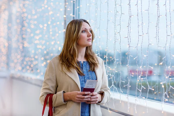 Woman at international airport waiting for flight — Stock Photo, Image