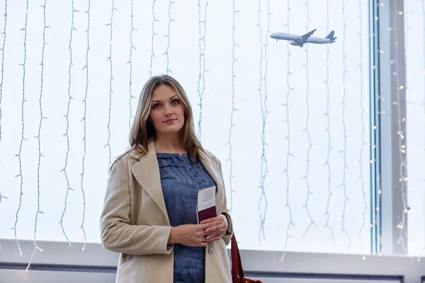 Woman at international airport waiting for flight — Stock Photo, Image