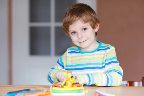 Niño feliz, adorable niño creativo jugando con la masa — Foto de Stock