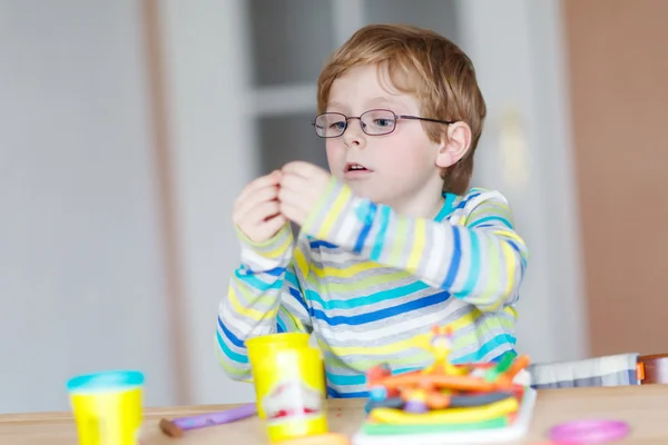 Joyeux petit enfant, adorable garçon créatif jouant avec la pâte — Photo